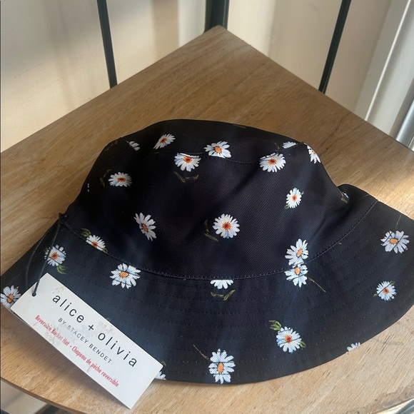 Alice + Olivia Daisy Reversible Bucket Hat NWT - Picture 8 of 12